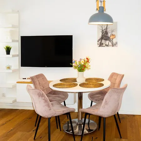 Livesto Easytripi - Cozy Apartment, Kitchen, Wifi, Location *